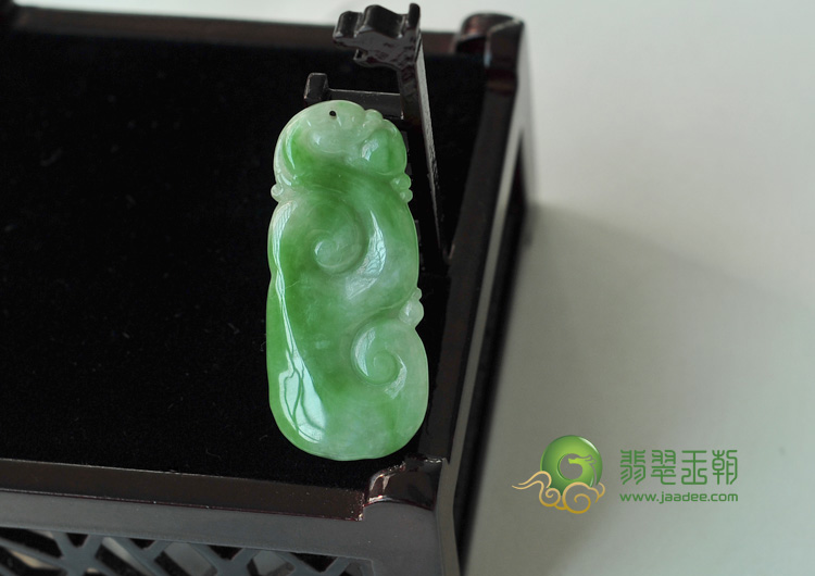 糯冰种翠绿缅甸翡翠如意挂件