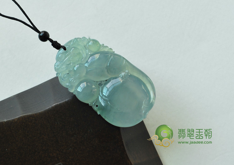 冰种晴水略飘花缅甸翡翠龙抱珠挂件
