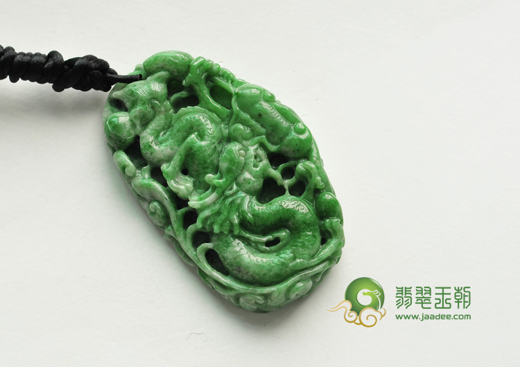细糯种翠绿缅甸翡翠龙戏珠挂件