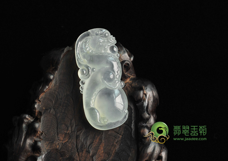 冰玻种淡晴水缅甸翡翠龙行如意挂件
