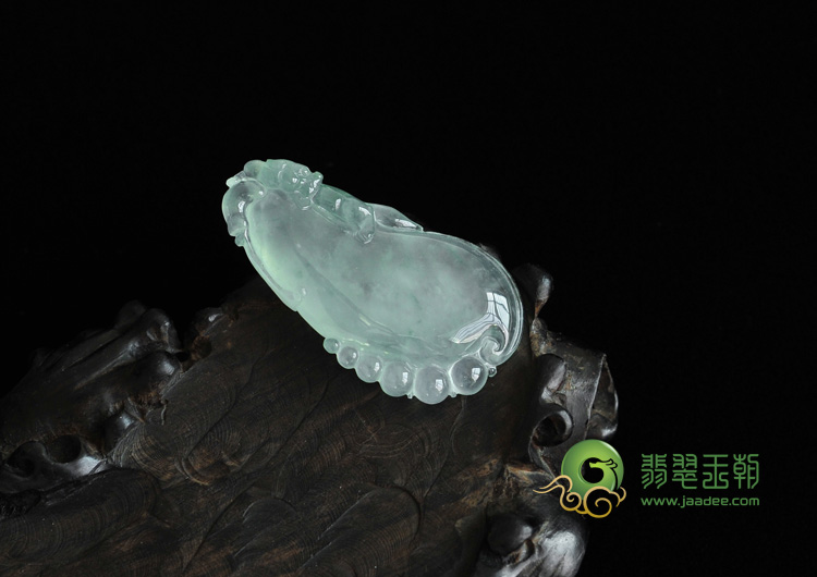 冰玻种飘花缅甸翡翠福瓜挂件