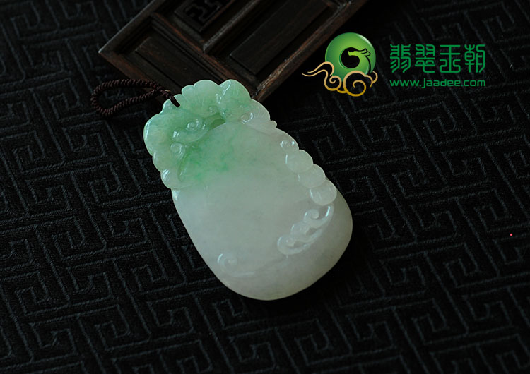 糯冰种春带彩缅甸翡翠福瓜挂件