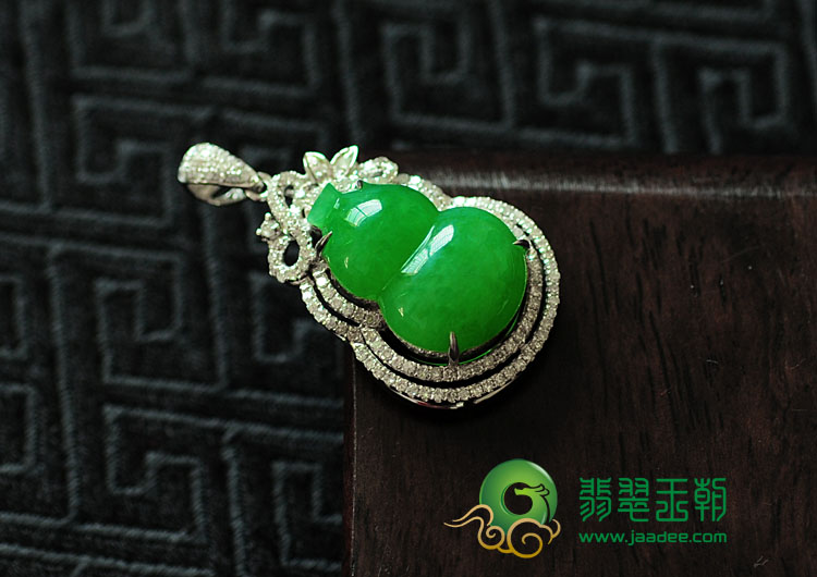 糯冰种阳绿满绿缅甸翡翠镶白金葫芦胸坠