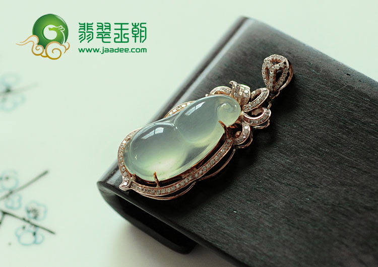 冰种缅甸翡翠镶玫瑰金四季豆胸坠