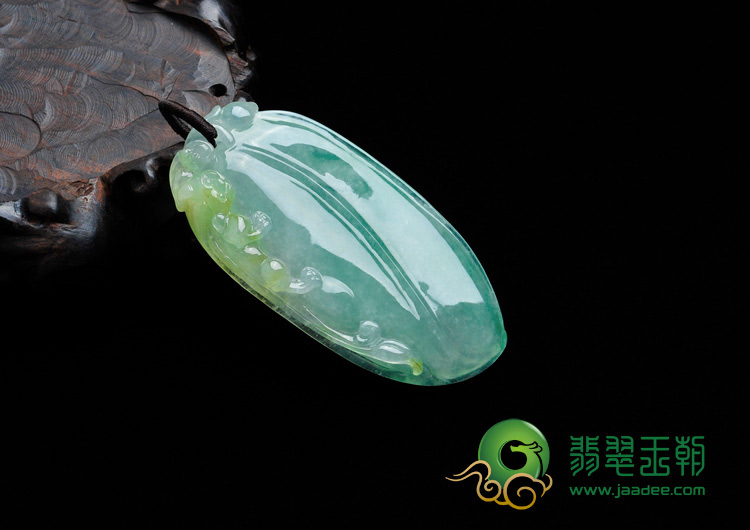 冰种淡绿色带黄翡缅甸翡翠福瓜挂件