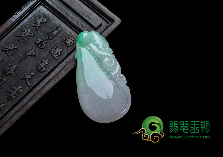 糯冰种春带彩缅甸翡翠福瓜挂件