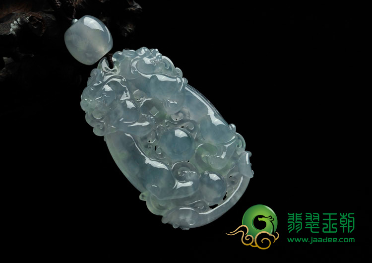 冰玻种淡晴水略带翠缅甸翡翠双龙戏珠挂件