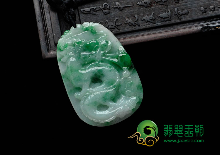 糯冰种翠绿缅甸翡翠龙牌挂件