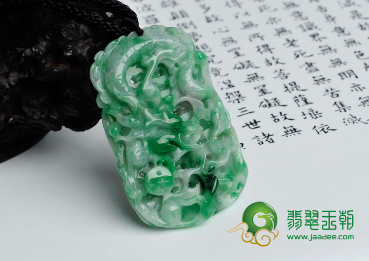 糯冰种阳绿缅甸翡翠龙牌挂件
