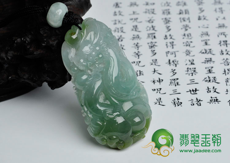 冰种豆绿色带黄翡缅甸翡翠飞龙如意挂件