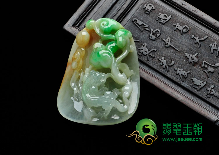 糯冰种三彩缅甸翡翠螭龙挂件
