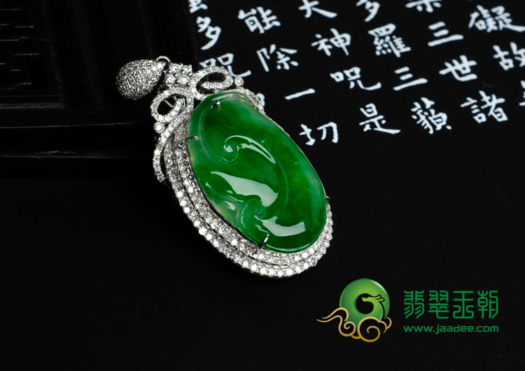 冰玻种正阳绿满绿缅甸翡翠包白金如意胸坠（真钻）