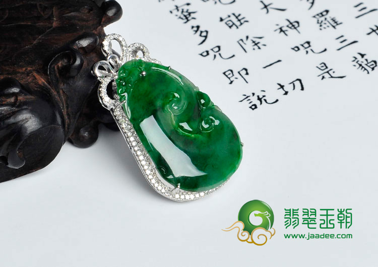 冰种浓绿满绿缅甸翡翠包白金如意胸坠（真钻）