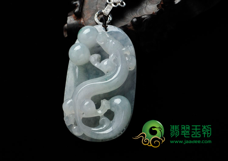 冰种晴水略飘花缅甸翡翠龙戏珠挂件