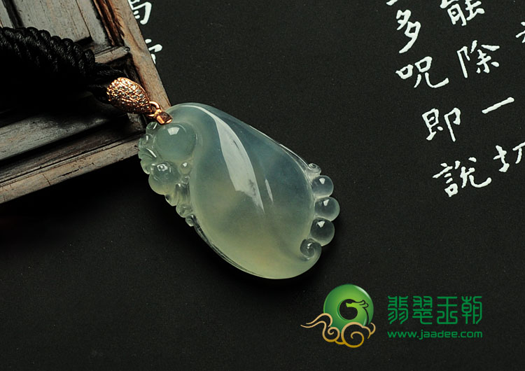 冰玻种淡晴水缅甸翡翠福瓜挂件
