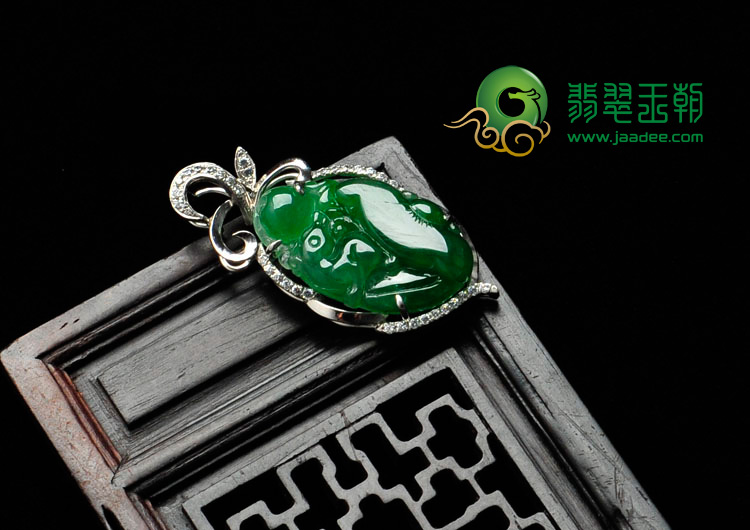 冰种菠菜绿缅甸翡翠包白金喜鹊胸坠（真钻）
