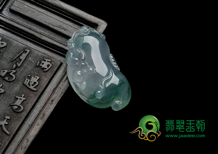 feicui冰种飘花缅甸翡翠福瓜挂件