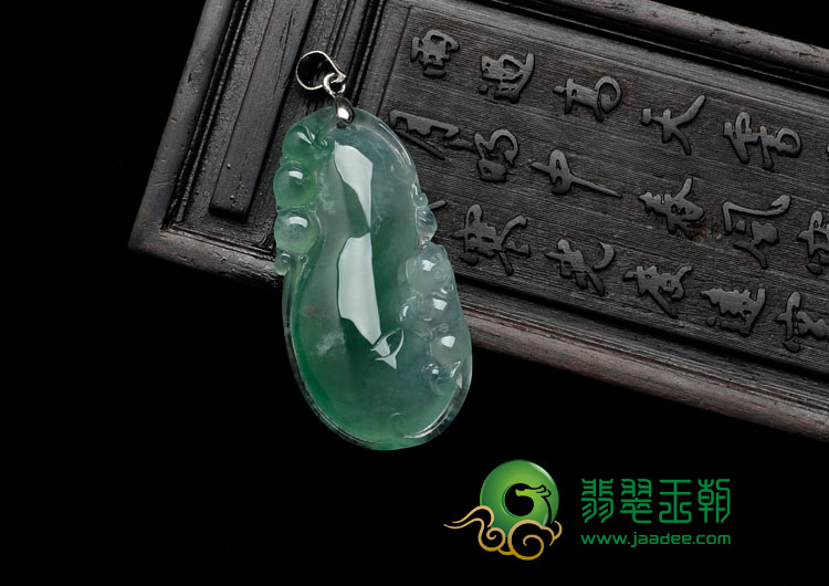 冰种绿晴水缅甸翡翠福瓜挂件