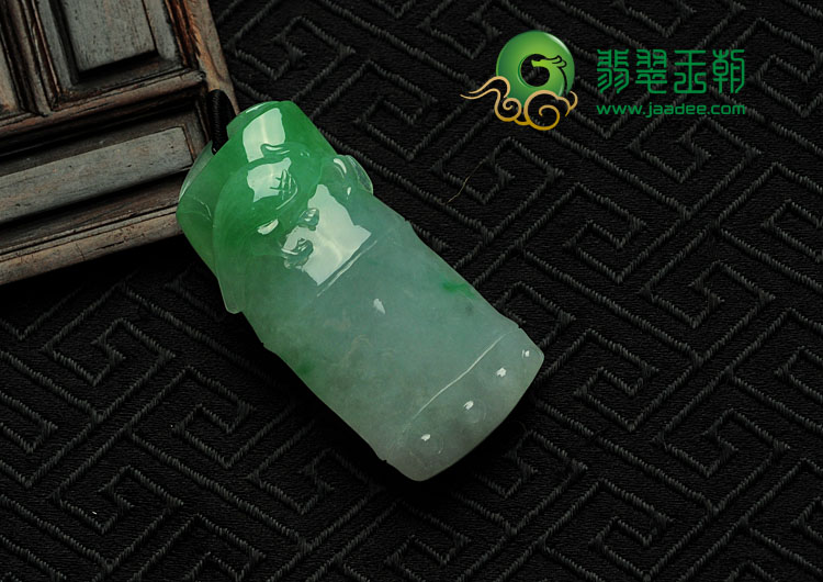 糯冰种翠色缅甸翡翠竹报平安挂件
