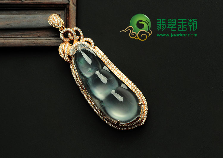 玻璃种略飘花缅甸翡翠镶玫瑰金四季豆胸坠
