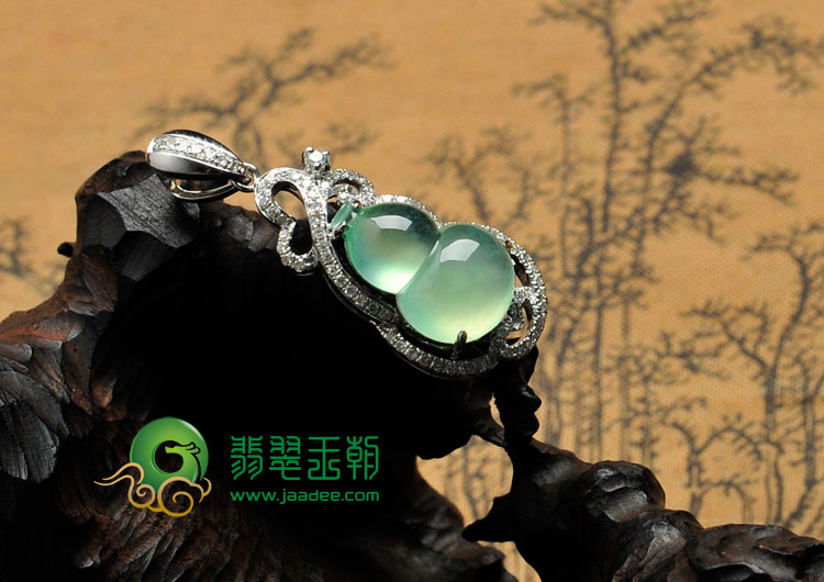 冰玻种晴水缅甸翡翠镶白金葫芦胸坠（真钻）