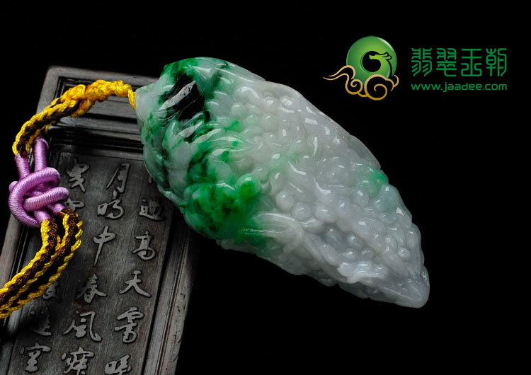糯冰种翠色缅甸翡翠苦瓜手玩件