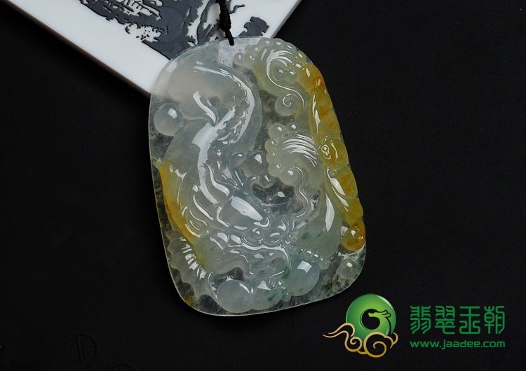冰种黄翡略飘花缅甸翡翠鱼龙牌挂件