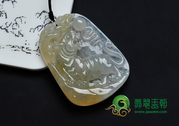 冰种淡黄翡略飘花缅甸翡翠“虎虎生威”挂件