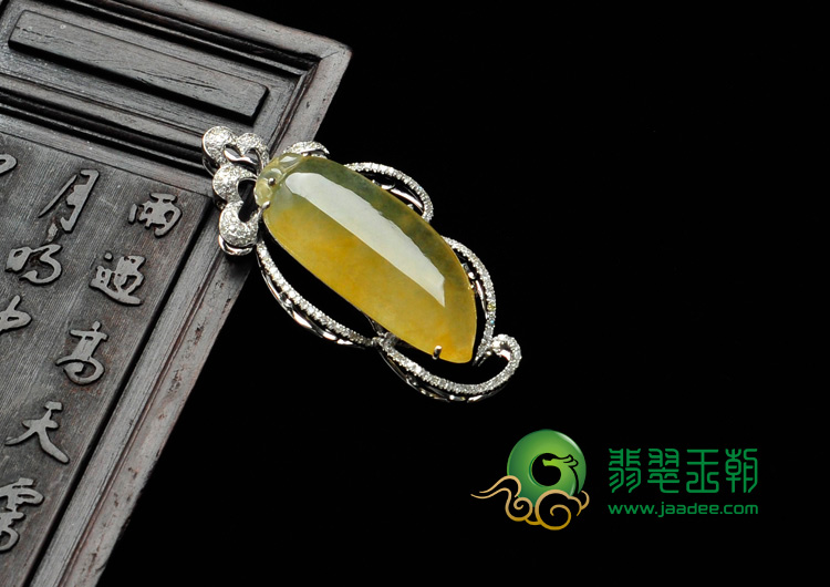 冰种淡黄翡缅甸翡翠镶白金福瓜胸坠（真钻）