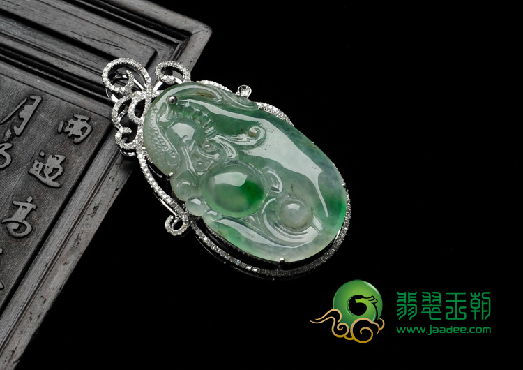 冰种飘阳绿缅甸翡翠镶白金如意寿胸坠（真钻）