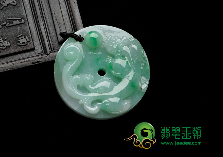 (超值推荐)糯冰种飘翠缅甸翡翠“螭龙戏珠”挂件