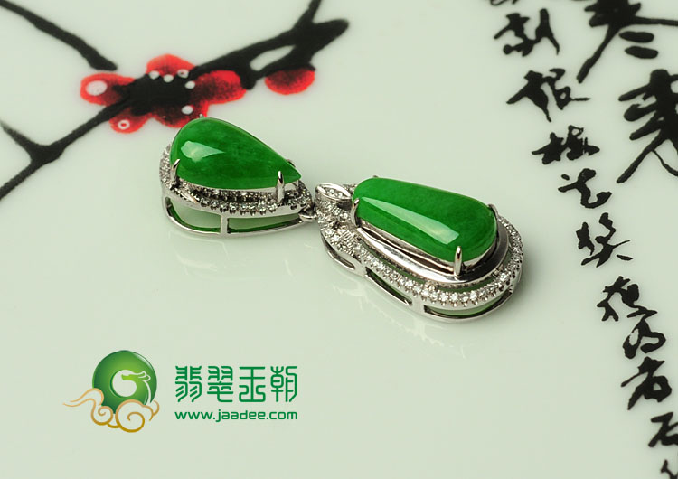 糯冰种正阳绿满绿缅甸翡翠镶白金胸坠