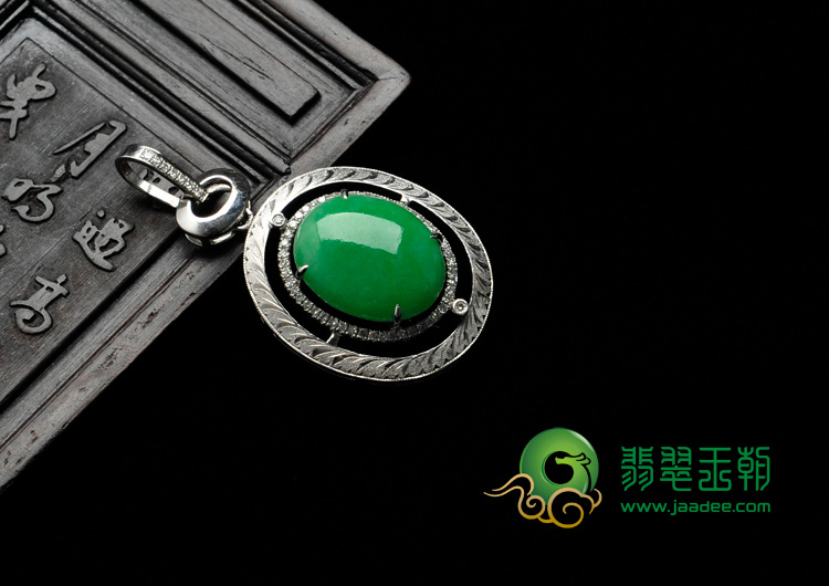 糯冰种苹果绿缅甸翡翠镶白金胸坠（真钻）