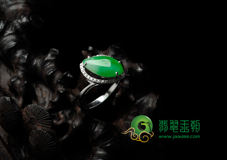 糯冰种飘阳绿缅甸翡翠包白金戒指（真钻）