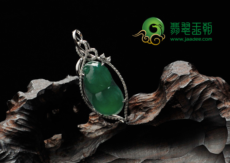 冰种蓝晴水缅甸翡翠包白金四季豆胸坠（真钻）