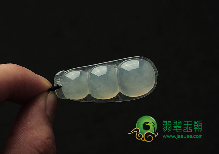 冰种淡晴水缅甸翡翠四季豆挂件