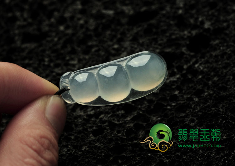 冰种淡晴水缅甸翡翠四季豆挂件