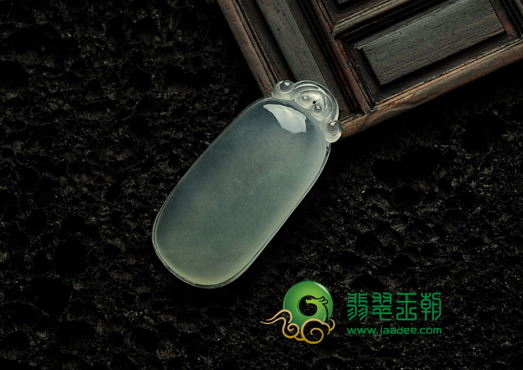 冰种淡晴水缅甸翡翠福瓜挂件