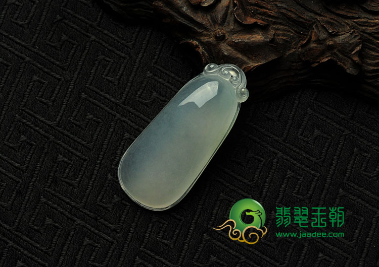 冰种淡晴水缅甸翡翠福瓜挂件