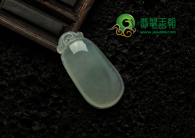 冰种淡晴水缅甸翡翠福瓜挂件