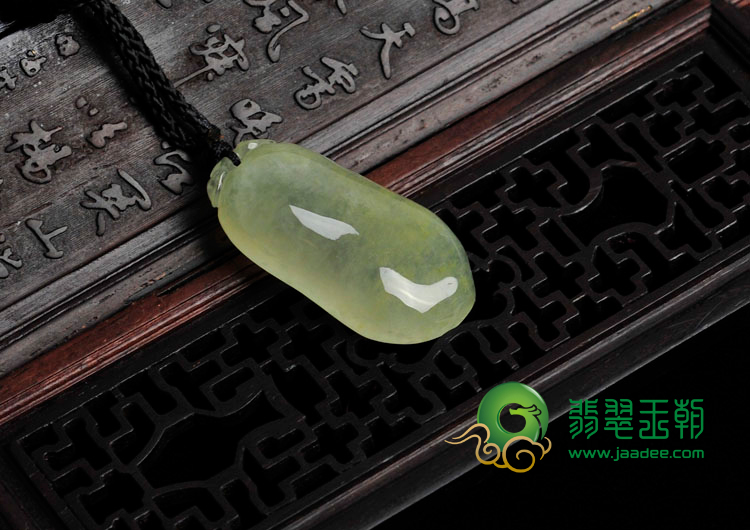 冰种黄翡缅甸翡翠福瓜挂件