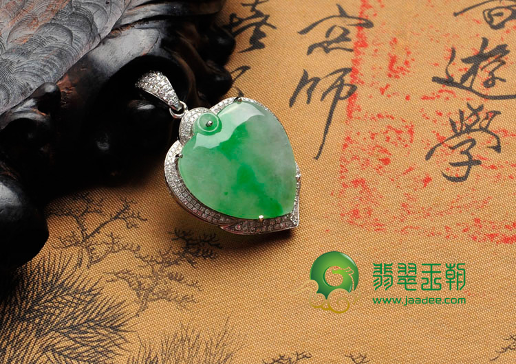 冰种阳绿缅甸翡翠包白金“我心永恒”胸坠（真钻）