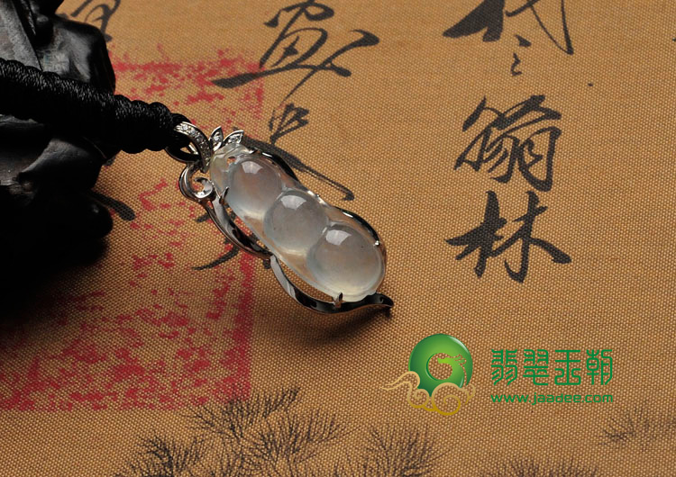 冰玻种缅甸翡翠包白金四季豆胸坠（真钻）