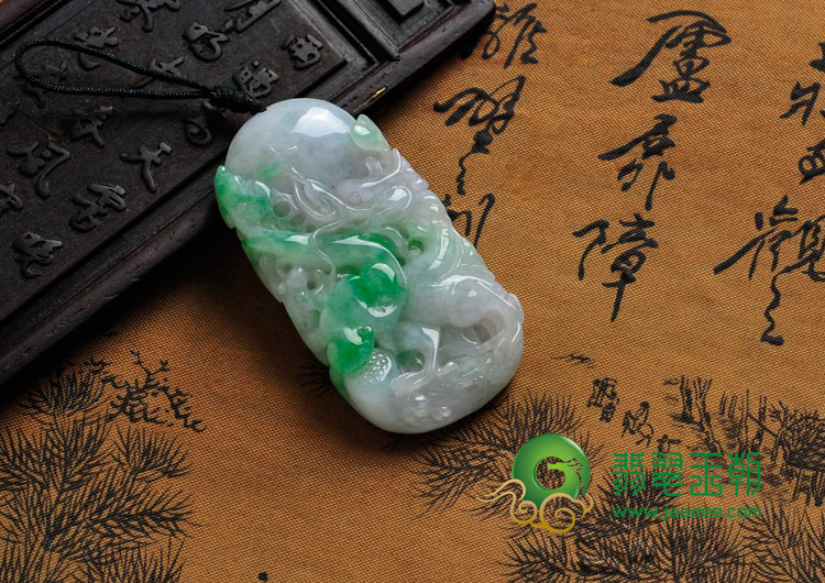 糯冰种翠色缅甸翡翠飞龙如意挂件