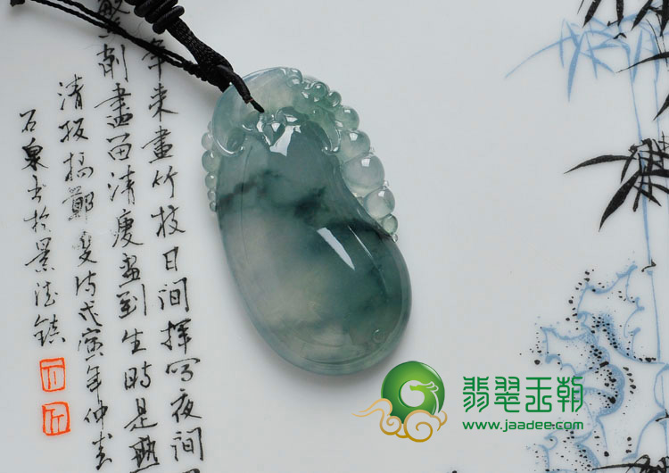 冰种飘花缅甸翡翠福瓜挂件