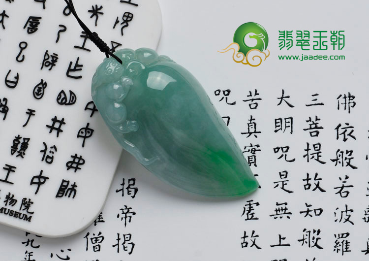 糯冰种豆绿缅甸翡翠福瓜挂件