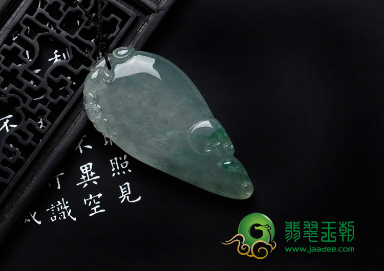 冰种飘阳绿缅甸翡翠福瓜挂件