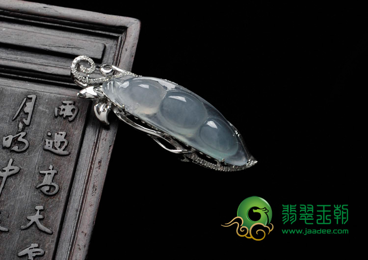 冰种淡春色缅甸翡翠包白金四季豆胸坠（真钻）