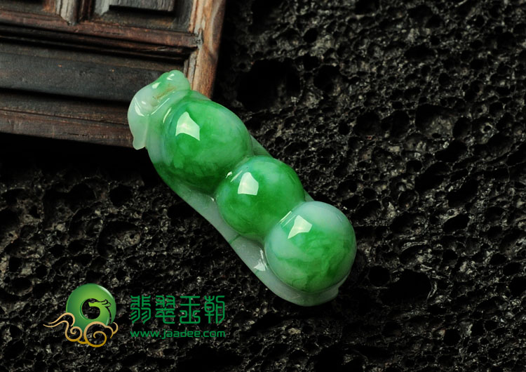 糯冰种瓜皮绿缅甸翡翠四季豆挂件