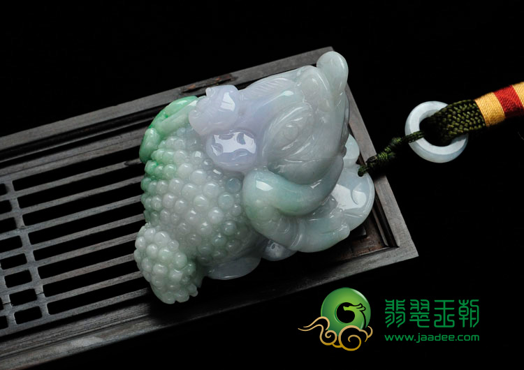 糯冰种春带彩缅甸翡翠金蟾送财手玩件